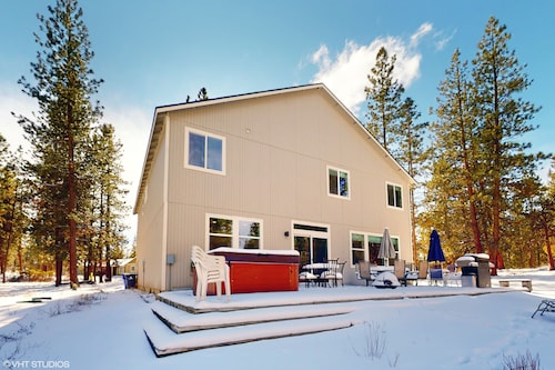 Magnificent Creater Road Retreat with 6 bedrooms and 3 bathroom on 1.2 acres.