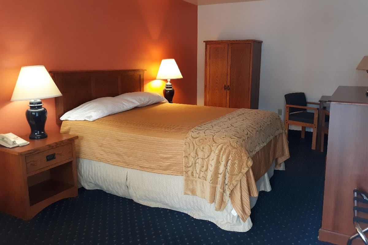 Iron/ironing board, WiFi (free), bed sheets