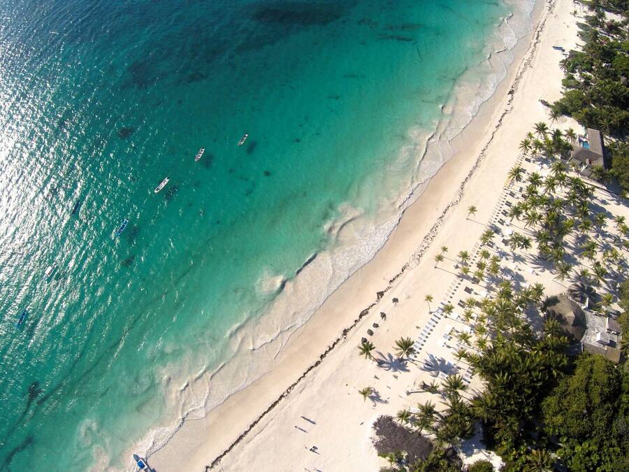 Playa privada, arena blanca, sillas reclinables de playa, sombrillas
