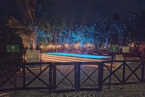 2 piscines extérieures, accÚs possible de 8 h à 21 h, parasols