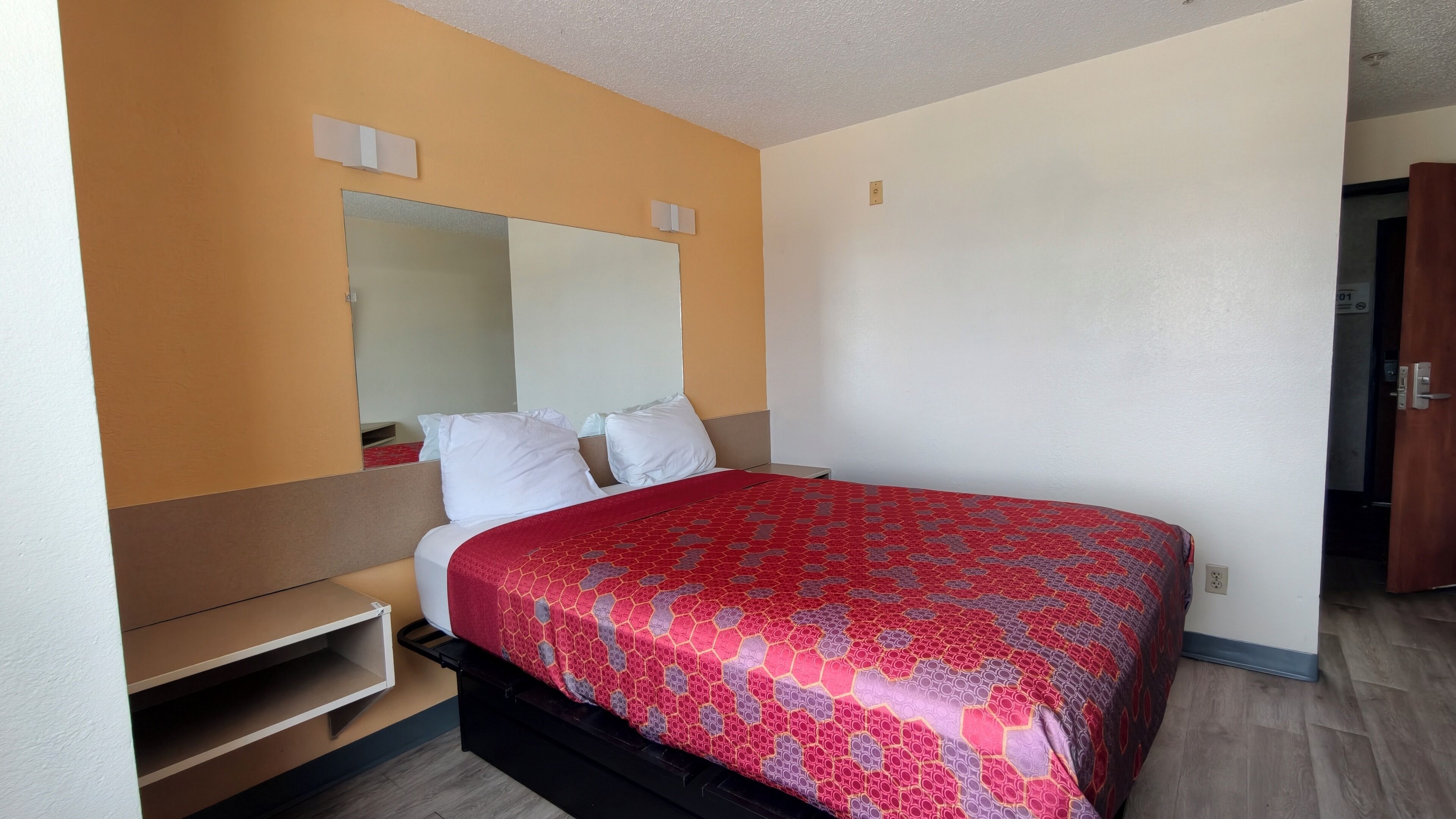 Room, 1 Queen Bed, Non Smoking | Iron/ironing board, free WiFi, bed sheets