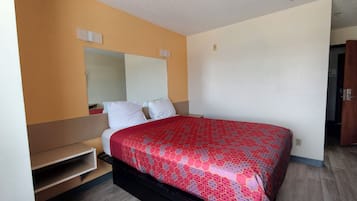 Room, 1 Queen Bed, Non Smoking | Iron/ironing board, free WiFi, bed sheets