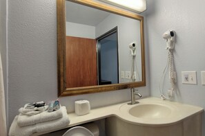 Rom, 2 queensize-senger, ikke-røyk | Bad | Kombinert dusj/badekar og håndklær