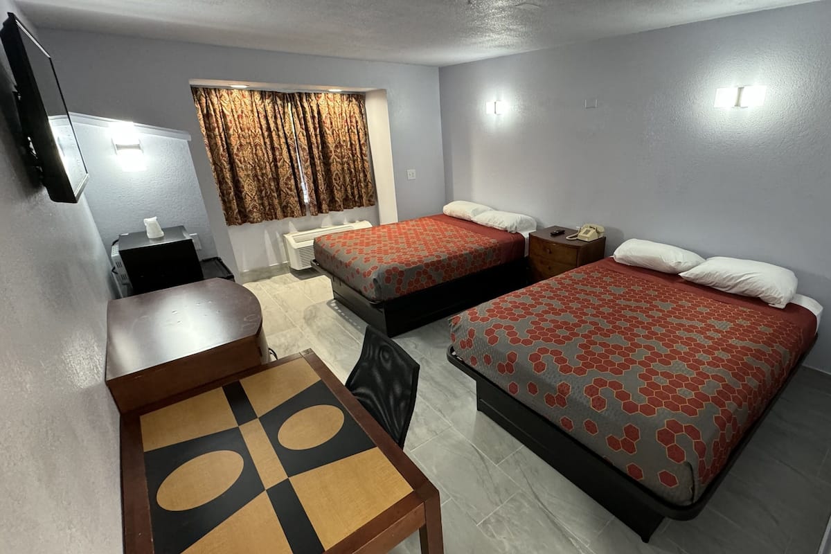 Deluxe-Zimmer, 2 Queen-Betten, Nichtraucher | Bügeleisen/Bügelbrett, kostenloses WLAN, Bettwäsche