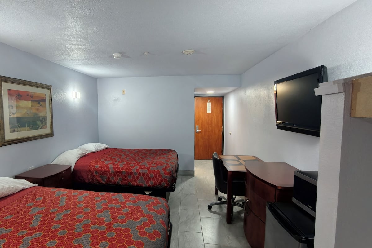 Quarto, 2 camas Queen, para não fumantes | Ferros/tábuas de passar roupa, Wi-Fi de cortesia, roupa de cama