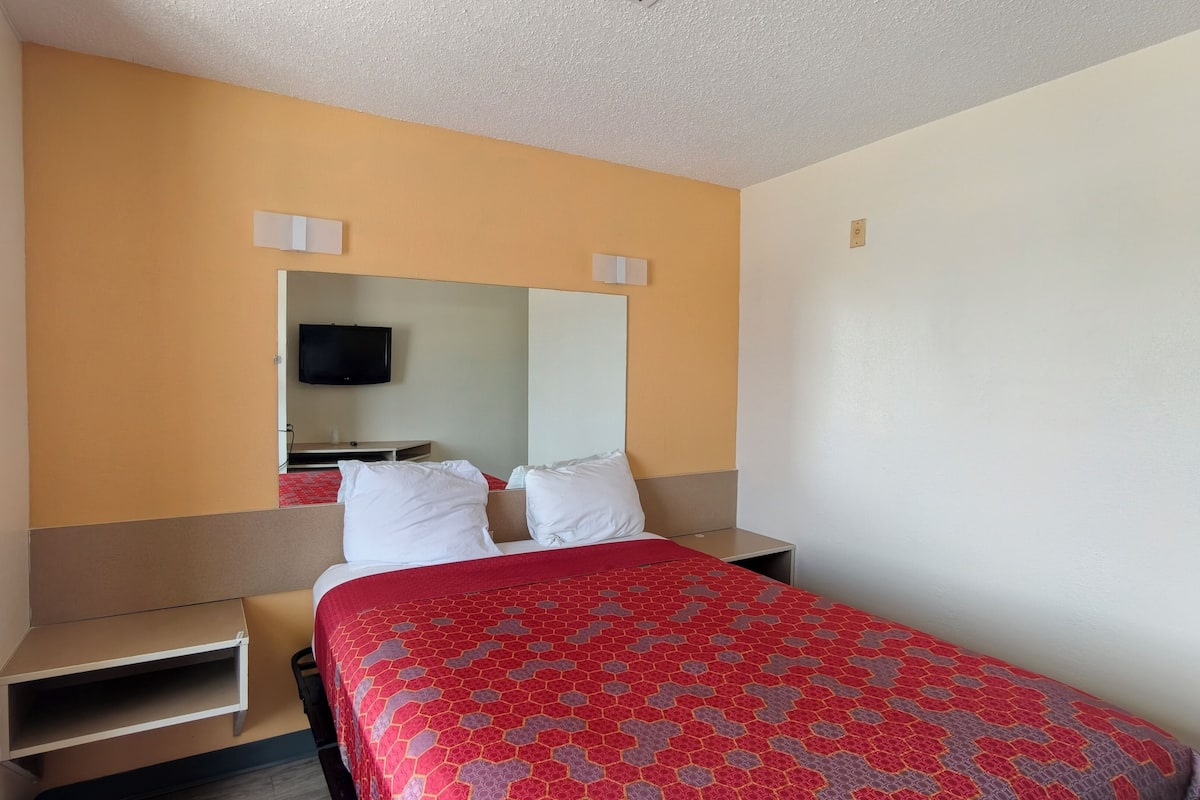 Habitación, 1 cama Queen size, para no fumadores | Tabla de planchar con plancha, wifi gratis y ropa de cama