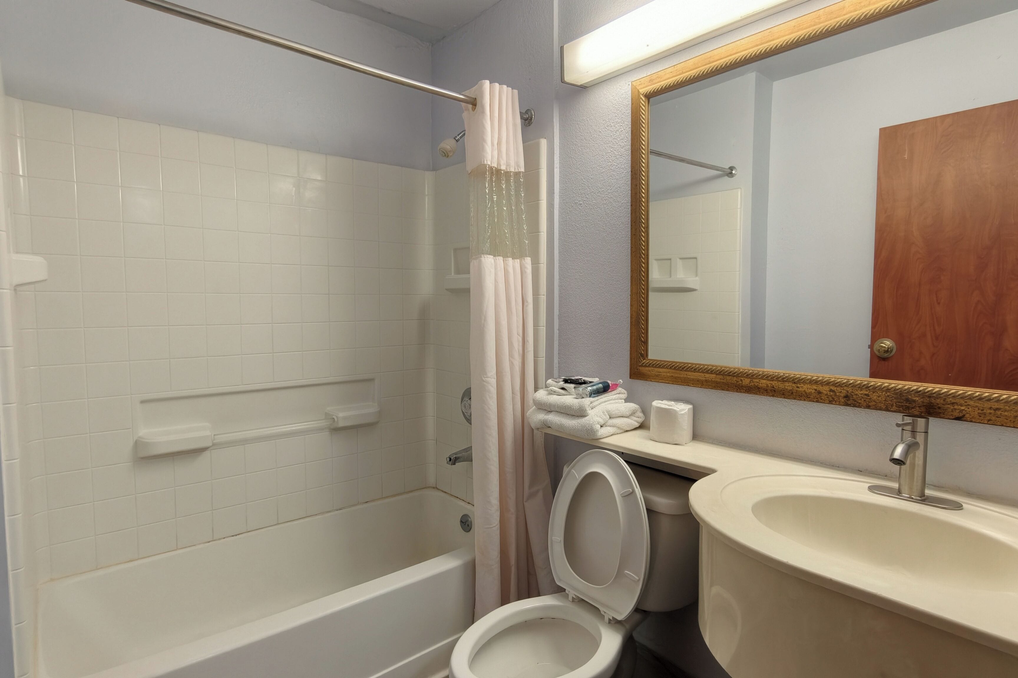 Room, 1 Queen Bed, Non Smoking | Bathroom | Combined shower/tub, towels