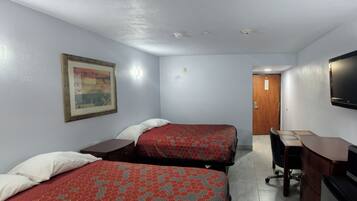 Habitación, 2 camas de matrimonio, no fumadores | Tabla de planchar con plancha, wifi gratis, ropa de cama