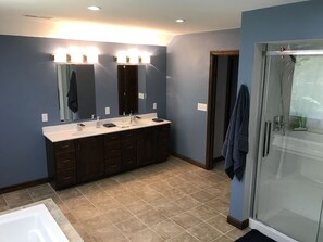Ensemble douche/baignoire, baignoire à jets, sèche-cheveux