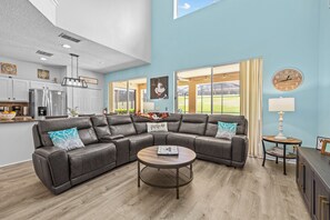 Smart TV, videogiochi, lettore DVD, tavolo da calcetto