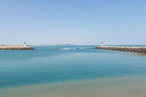 Una spiaggia nelle vicinanze