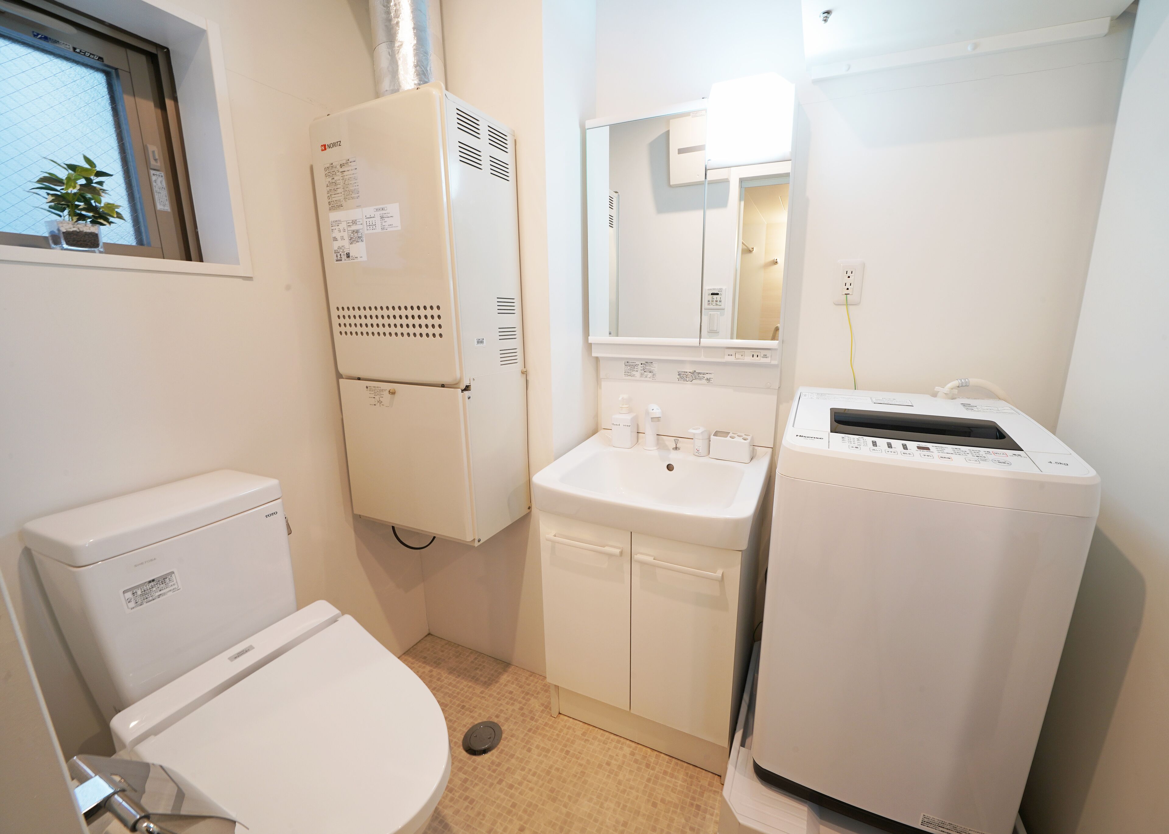 Separate tub and shower, deep soaking tub, free toiletries, hair dryer
