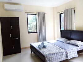 2 habitaciones, cortinas blackout y tabla de planchar con plancha 