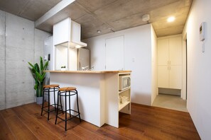 Familienstudio, Nichtraucher (1F) | Eigene Küche | Kühlschrank, Mikrowelle, Herdplatte, Wasserkocher