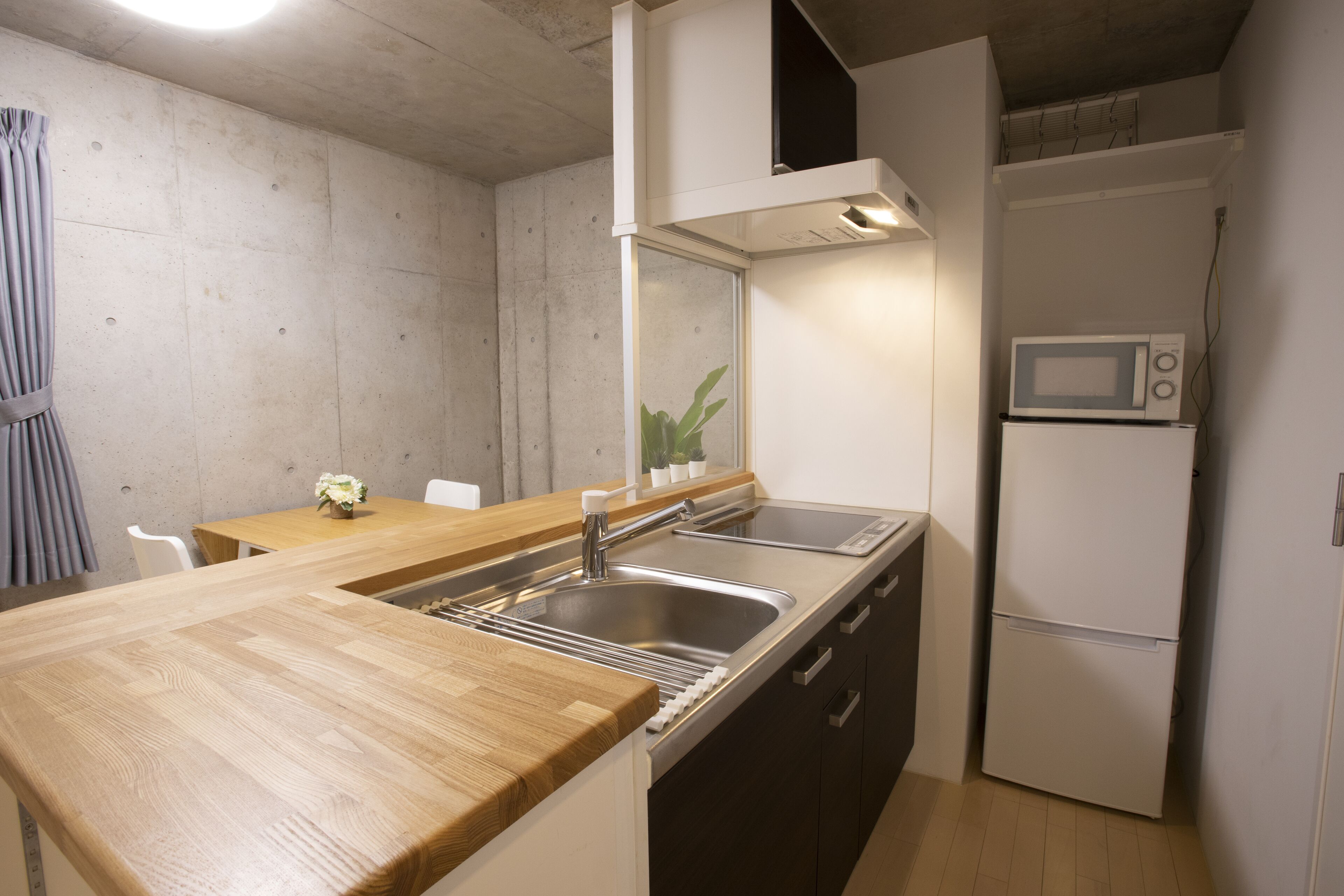 Réfrigérateur, micro-ondes, plaque de cuisson, bouilloire électrique