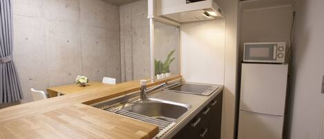 Een koelkast, een microgolfoven, een kookplaat, een waterkoker