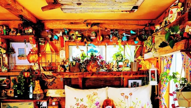 Een kamer met een bed, een knuffelbeer en diverse decoraties.
