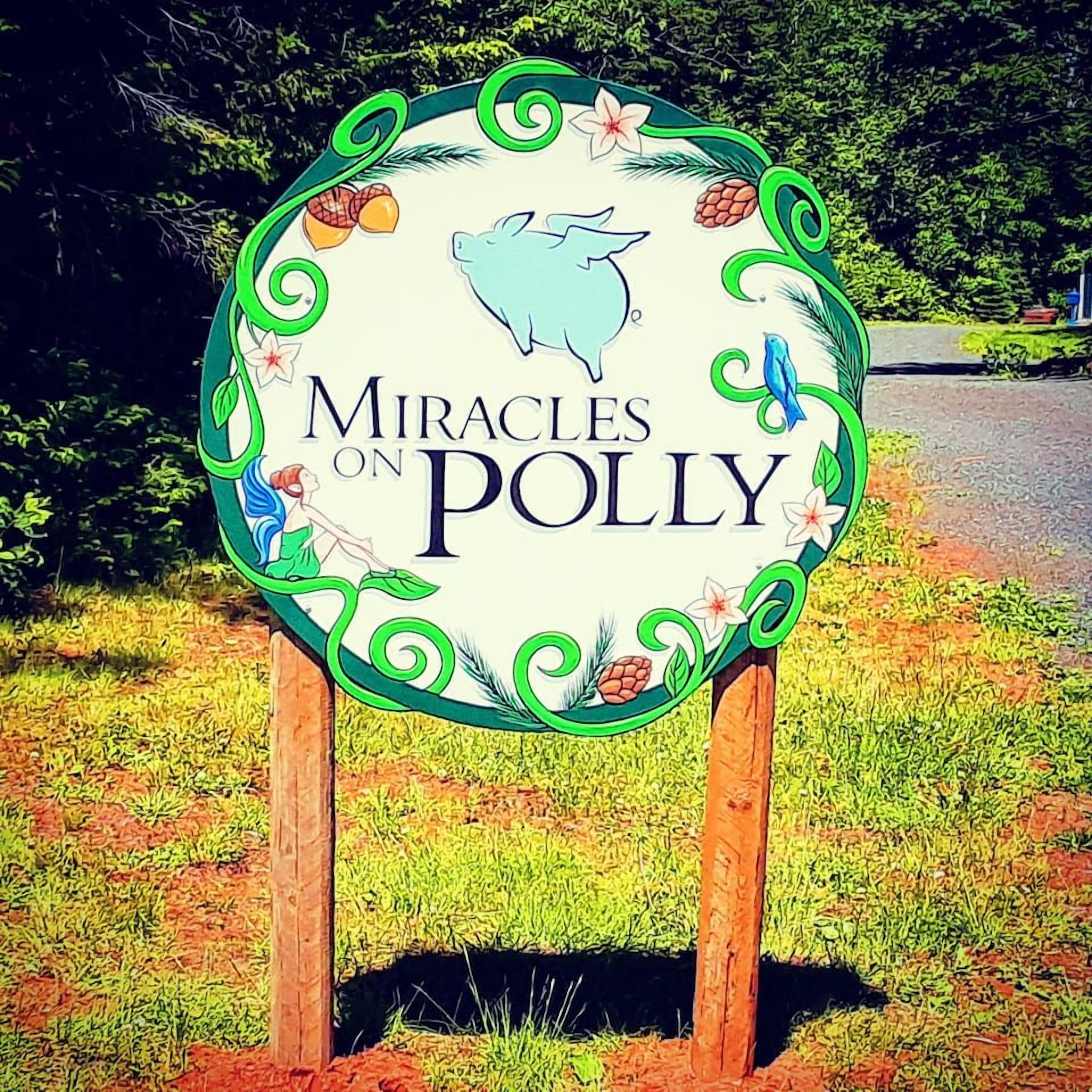 En skylt med texten ”Miracles on Polly”, omgiven av dekorativa element.