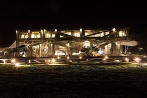 Fassade der Unterkunft – Abend/Nacht