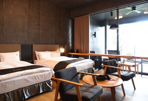 Habitación clásica | Edredón, minibar, caja de seguridad en la habitación y escritorio 