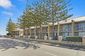 Exterior - Wake up to sweeping harbour views in this modern, split-level apartment located between Fishing Boat Harbour and Challenger Harbour. Whether you're a couple, a family, or here on business, this peaceful retreat offers the best of coastal charm and ci (Fremantle)