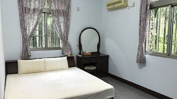 Double Room | Desk, free WiFi, bed sheets
