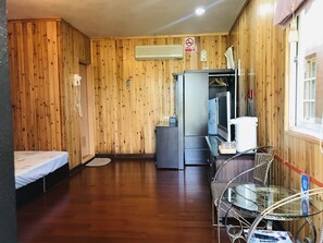 Chambre quadruple Deluxe | Bureau, accès au Wi-Fi (inclus), literie fournie