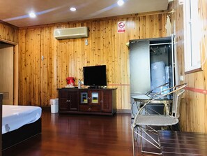 Deluxe Quadruple Room | Desk, free WiFi, bed sheets - Hua Yi Homestay (Gukeng)