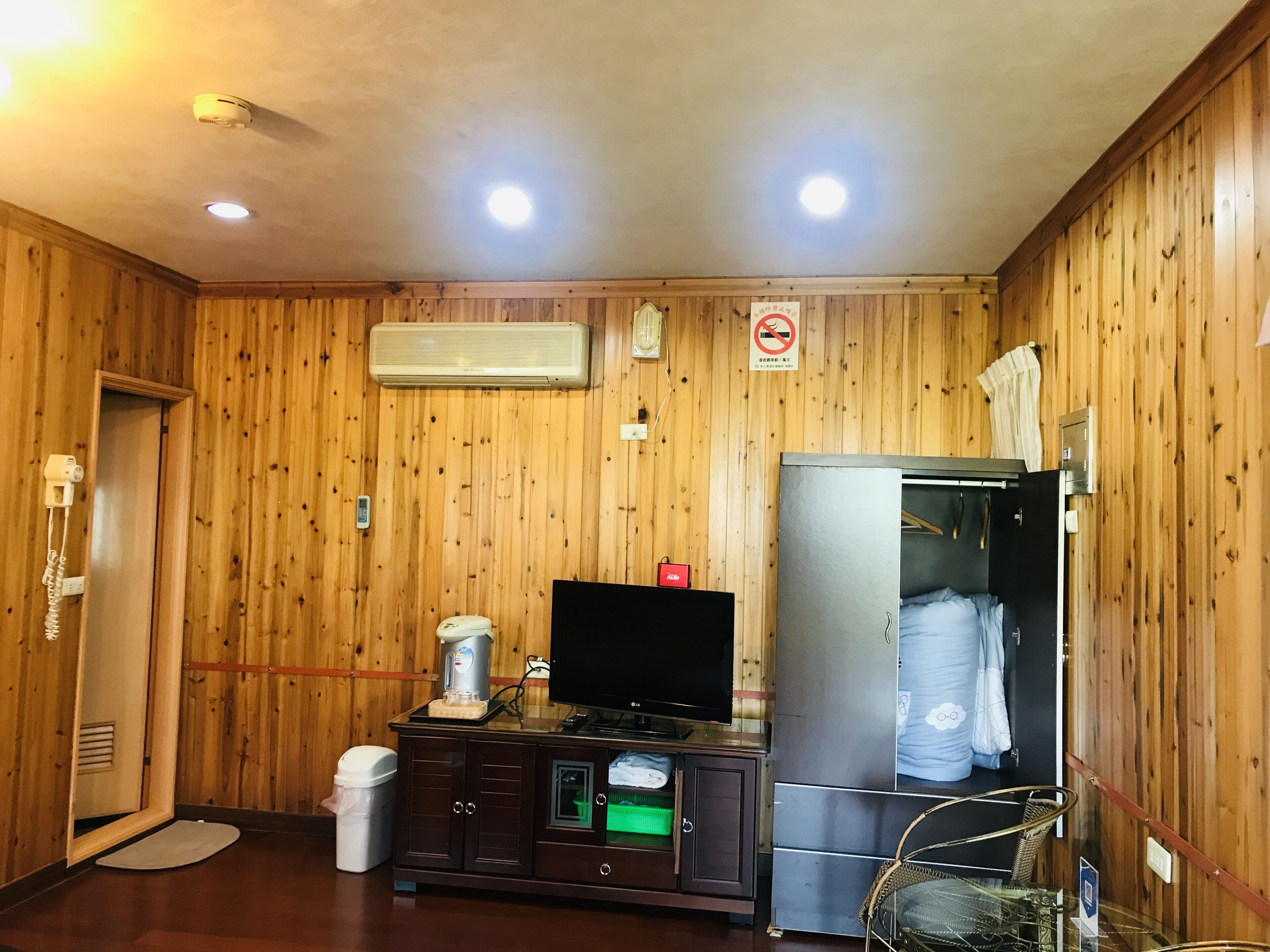 Deluxe Quadruple Room | Desk, free WiFi, bed sheets