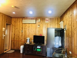 Chambre quadruple Deluxe | Bureau, accès au Wi-Fi (inclus), literie fournie