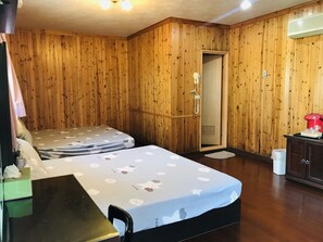 Deluxe Quadruple Room | Desk, free WiFi, bed sheets - Hua Yi Homestay (Gukeng)