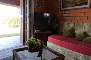 Smart TV, books - HOUSE OF HAPPINESS NEAR THE SEA (Tramandaí)