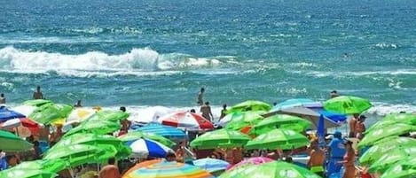 Plage à proximité, chaises longues
