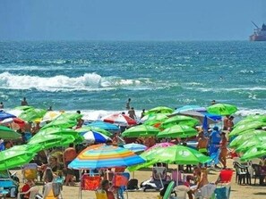 A crowded beach with numerous colorful umbrellas and people enjoying the seaside. - HOUSE OF HAPPINESS NEAR THE SEA (Tramandaí)