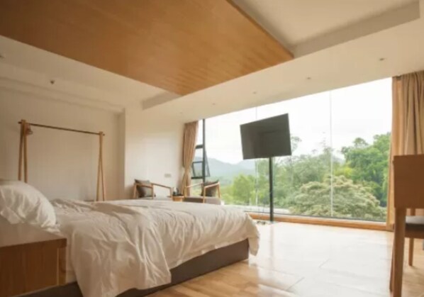 办公桌、免费 WiFi