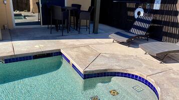 Piscina all'aperto, lettini