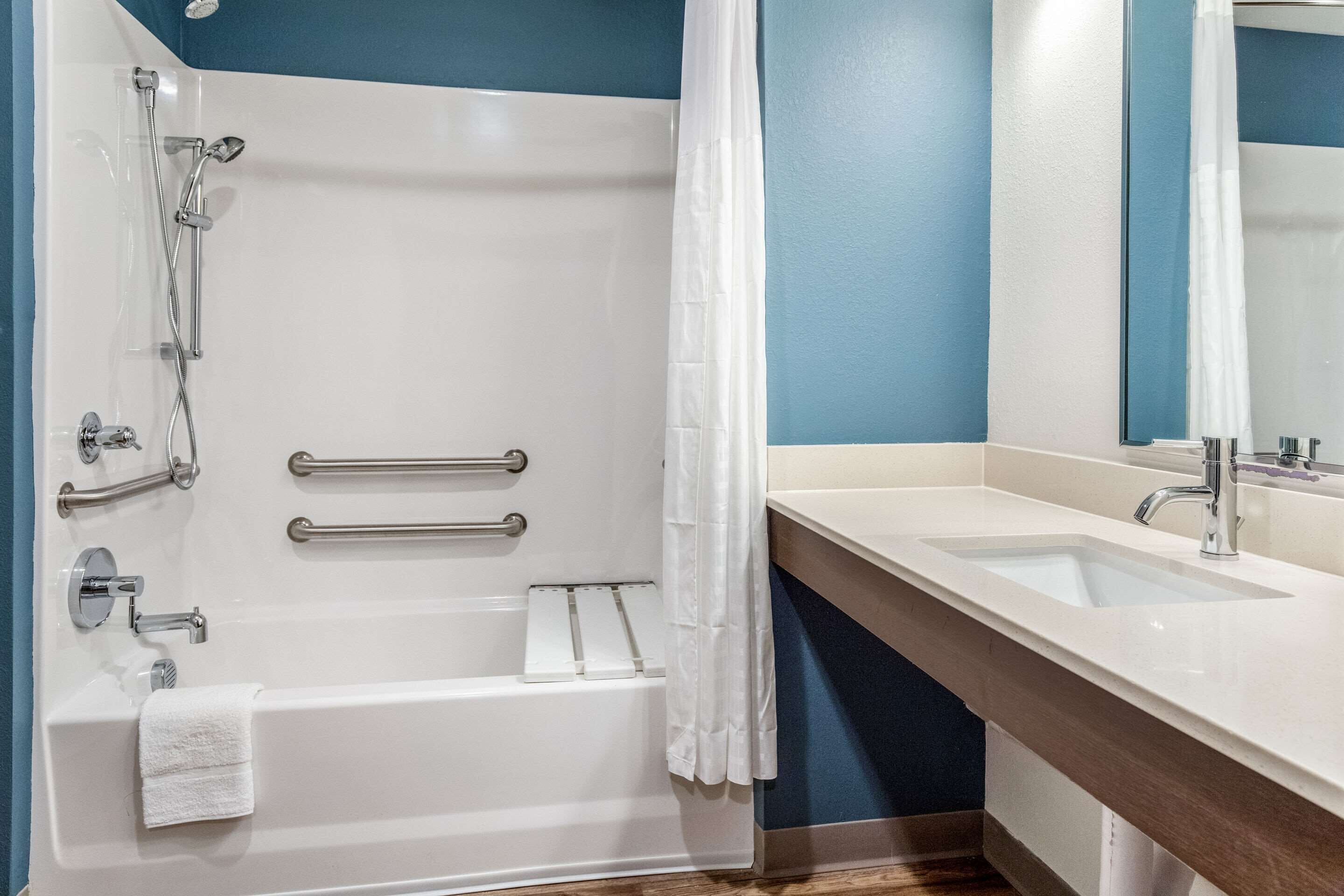 Un baño moderno con bañera, dos lavamanos y ducha.