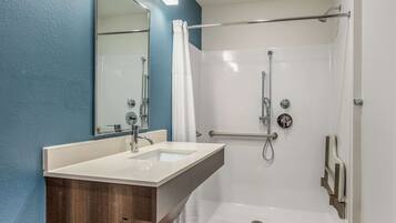 Rom, 1 queensize-seng, tilgjengelighetstilpasset, ikke-røyk (Roll-in Shower) | Bad | Håndklær, såpe og toalettpapir