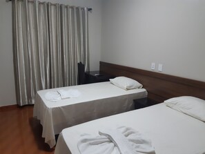 Camera Deluxe con letto matrimoniale o 2 letti singoli | Minibar, una scrivania, postazione laptop, Wi-Fi gratuito
