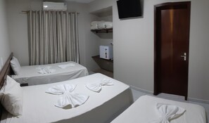 Deluxe-Dreibettzimmer | Minibar, Schreibtisch, laptopgeeigneter Arbeitsplatz, kostenloses WLAN