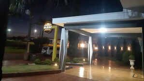 Entrada de un hotel con un cartel que dice "The Sleep Hotel".