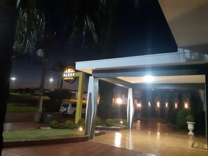 Front of property - evening/night - Sleep Hotel Assis (Assis Chateaubriand)
