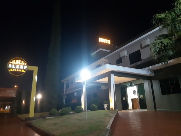 Depan hartanah - siang/malam