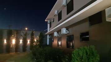 Voorkant accommodatie - avond/nacht