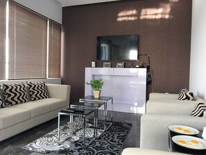 Familjevilla | Vardagsrum | 37-tums LED-tv med satellitkanaler och tv