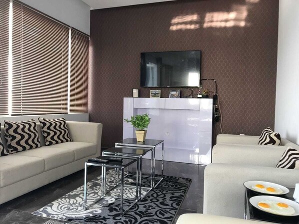 Familienvilla | Wohnzimmer | 37-Zoll-LED-Fernseher mit Satellitenempfang, Fernseher