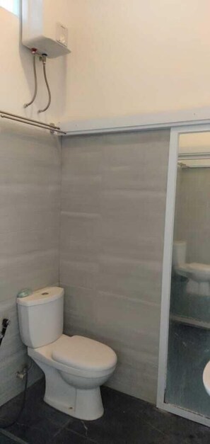 Familienvilla | Badezimmer | Dusche, Handtücher