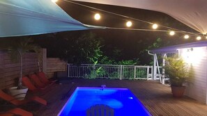 สระว่ายน้ำกลางแจ้ง, เก้าอี้อาบแดดริมสระ