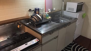 Réfrigérateur, micro-ondes, plaque de cuisson, cafetière/bouilloire