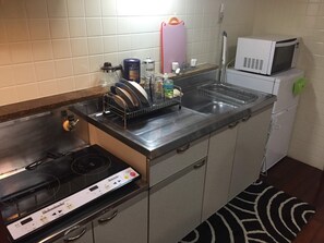 Kjøleskap, mikrobølgeovn, kokeplater og kaffetrakter/tekoker